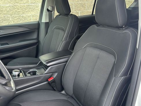 Used 2023 Jeep Grand Cherokee L Laredo AWD/4WD image 5