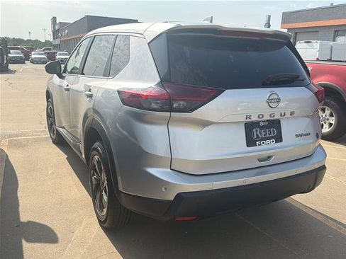 Used 2024 Nissan Rogue SV AWD/4WD image 4