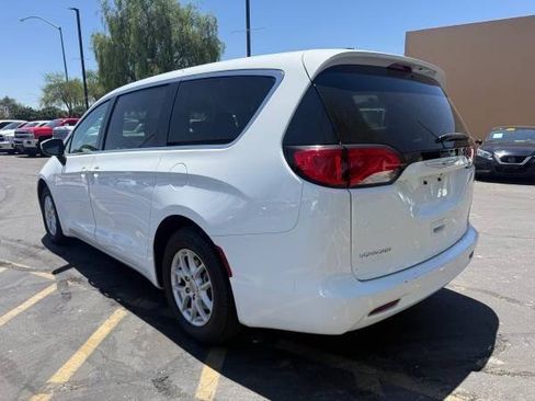 Used 2022 Chrysler Voyager LX FWD image 5