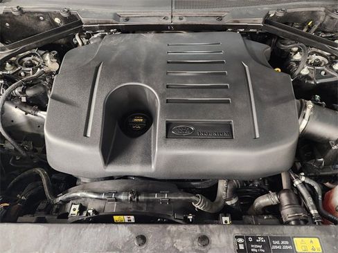 Used 2024 Land Rover Defender 110 X-Dynamic SE image 32