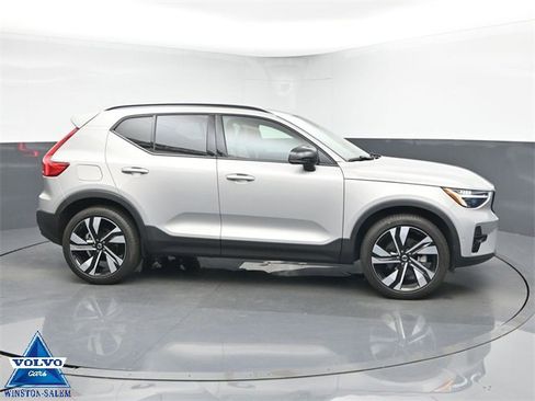 Used 2024 Volvo XC40 B5 Plus w/ Protection Package Premier image 1