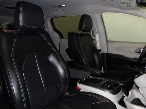 Used 2022 Chrysler Pacifica Touring-L w/ Uconnect Theater Family Group FWD image 17