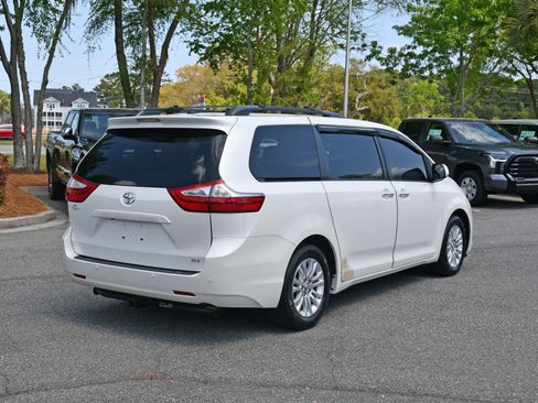 Used 2017 Toyota Sienna XLE w/ XLE Navigation Package FWD image 4