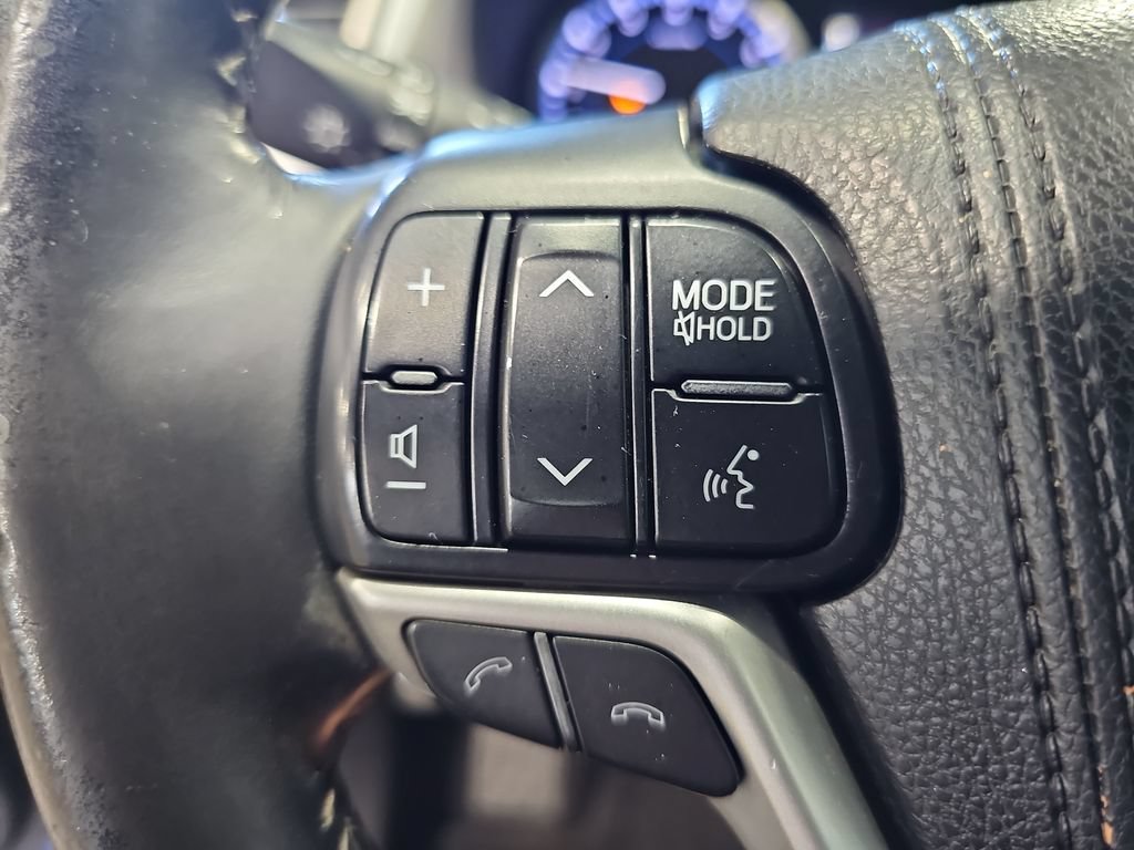 Used 2018 Toyota Highlander Plus w/ Carpet Mat Package (TMS) AWD/4WD image 18