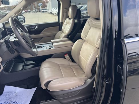 Used 2023 Lincoln Navigator Reserve image 13