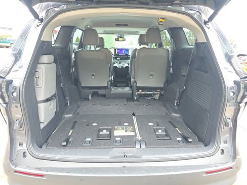 Used 2025 Toyota Sienna XLE image 40