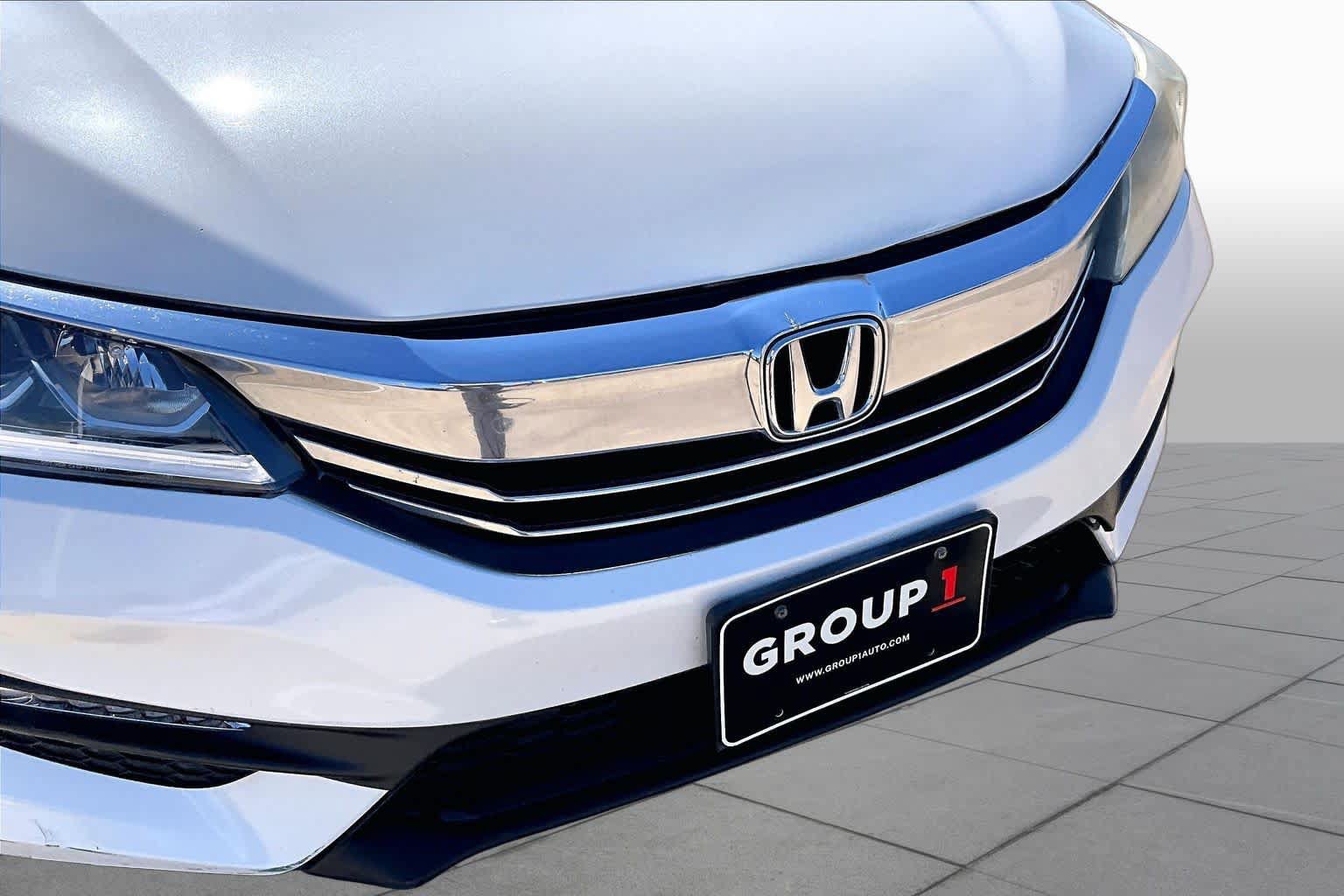 Used 2017 Honda Accord EX image 30