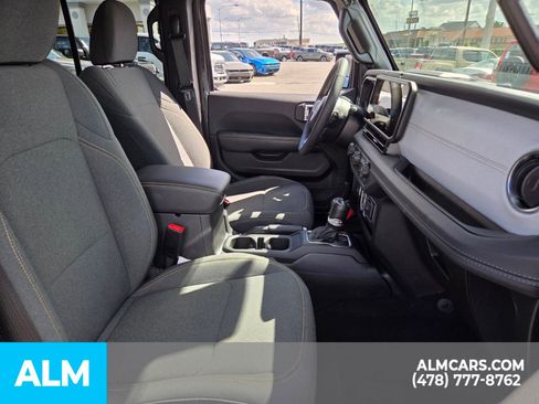 Used 2025 Jeep Wrangler Unlimited Sahara AWD/4WD image 16