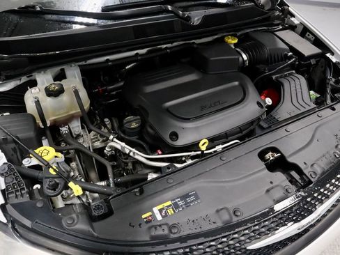 Used 2023 Chrysler Voyager LX image 15