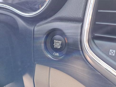 Used 2019 Jeep Grand Cherokee Laredo image 12