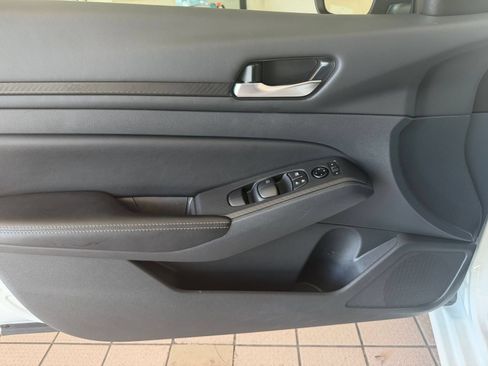 Used 2025 Nissan Altima 2.5 SV FWD image 18