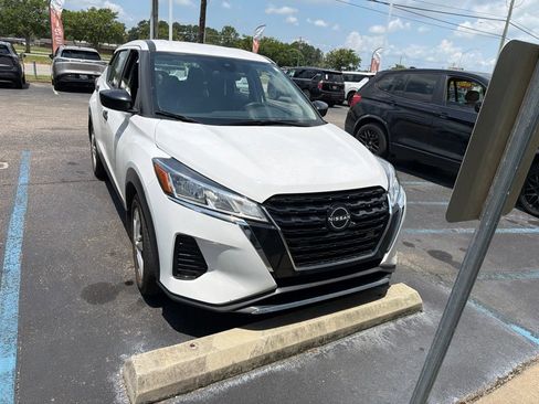 Used 2023 Nissan Kicks S FWD image 3