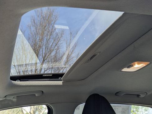 Used 2024 Hyundai Elantra Limited image 14