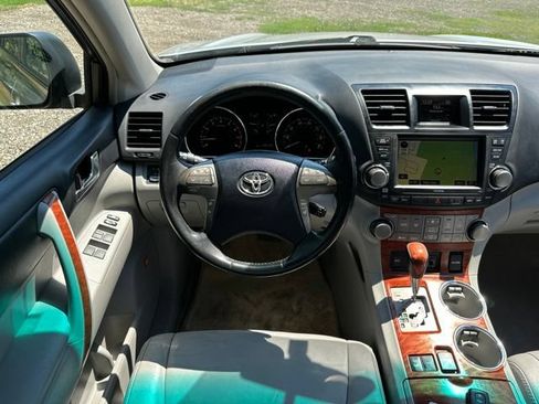 Used 2010 Toyota Highlander Limited AWD/4WD image 31