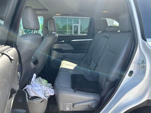 Used 2018 Toyota Highlander XLE AWD/4WD image 9