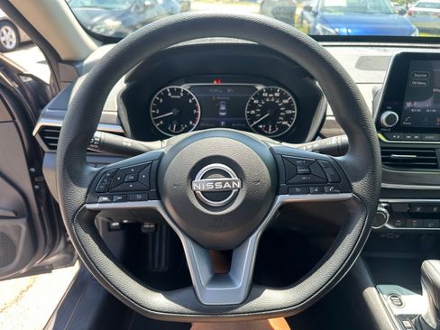 Used 2025 Nissan Altima 2.5 SV FWD image 17