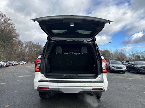 Used 2024 Ford Expedition Platinum image 32