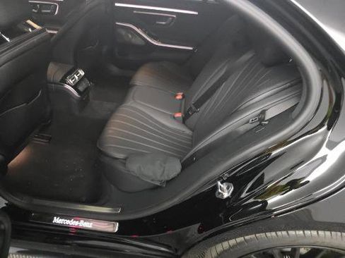 Used 2022 Mercedes-Benz S 500 4MATIC w/ AMG Line Package image 11