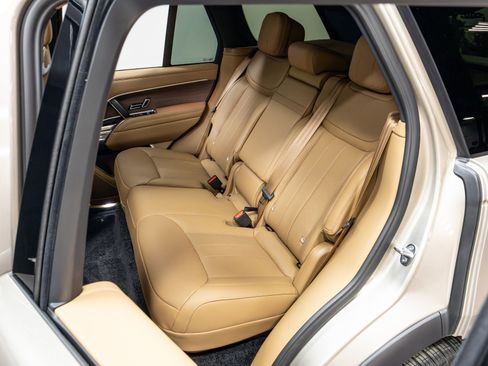 Used 2025 Land Rover Range Rover SE AWD/4WD image 40