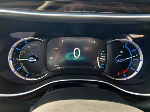 Used 2023 Chrysler Pacifica Limited FWD image 12