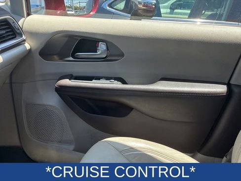 Used 2017 Chrysler Pacifica Touring-L FWD image 11