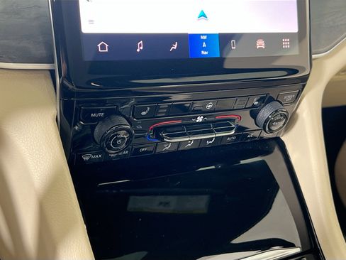 Used 2023 Jeep Grand Cherokee Limited image 16