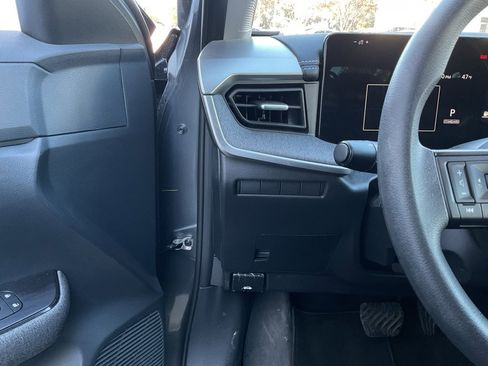 Used 2025 Nissan Kicks SV image 25