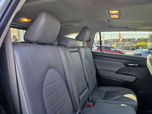 Used 2021 Toyota Highlander XLE AWD/4WD image 14