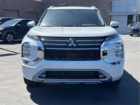 Used 2025 Mitsubishi Outlander 4WD Plug-In Hybrid image 2