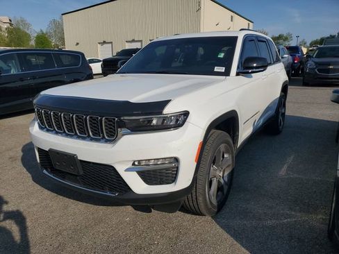 Used 2025 Jeep Grand Cherokee Limited w/ Luxury Tech Group II image 3