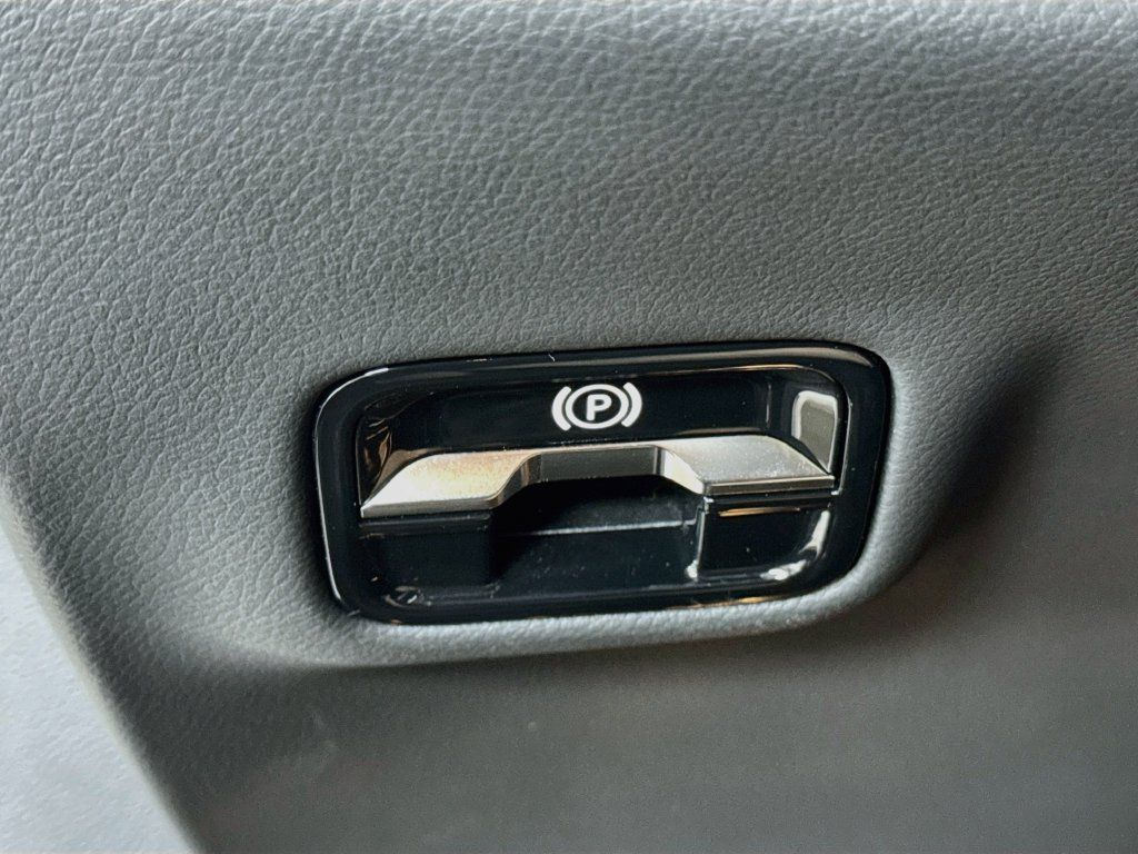 Used 2026 Mercedes-Benz E 350 4MATIC Sedan image 10