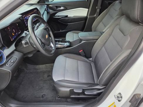 Used 2025 Chevrolet Trax LT w/ Driver Confidence Package FWD image 10