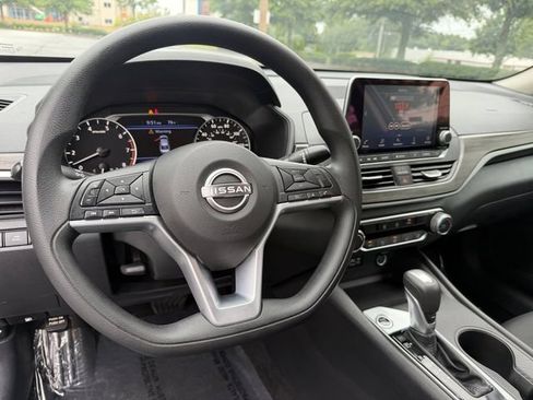 Used 2025 Nissan Altima 2.5 SV FWD image 14