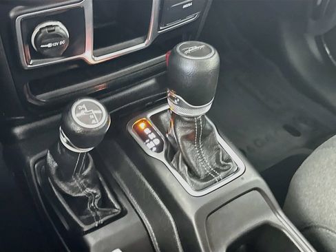 Used 2024 Jeep Gladiator Sport AWD/4WD image 16