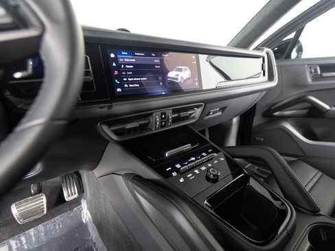 Certified 2025 Porsche Cayenne GTS AWD/4WD image 26