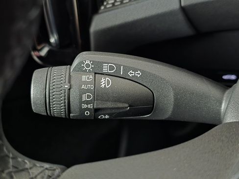 Used 2022 Volvo XC40 T5 R-Design w/ Advanced Package image 33