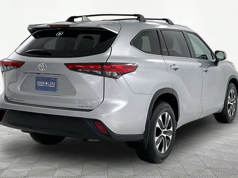 Used 2022 Toyota Highlander XLE AWD/4WD image 6