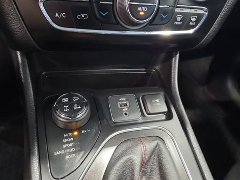 Used 2019 Jeep Cherokee Trailhawk AWD/4WD image 28