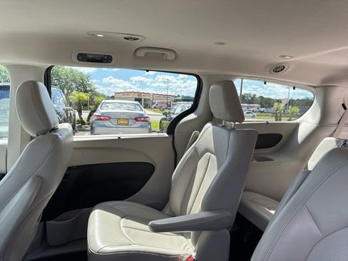 Used 2018 Chrysler Pacifica Touring-L image 19