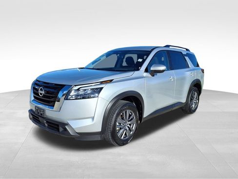 Used 2025 Nissan Pathfinder SV FWD image 3