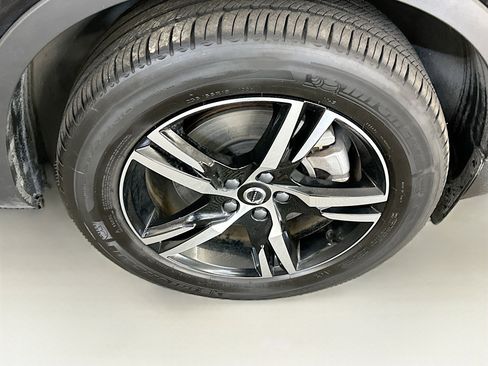 Used 2025 Volvo XC40 B5 Core image 11