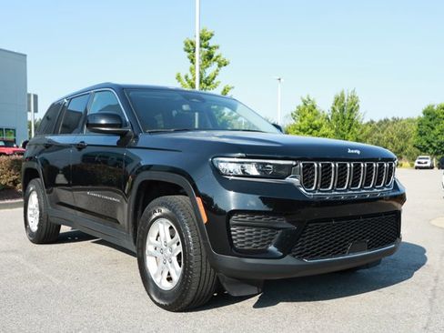 Used 2024 Jeep Grand Cherokee Laredo RWD image 3