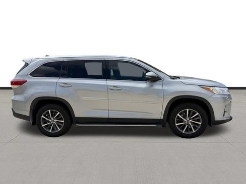 Used 2019 Toyota Highlander XLE AWD/4WD image 4