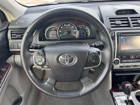Used 2014 Toyota Camry L image 12