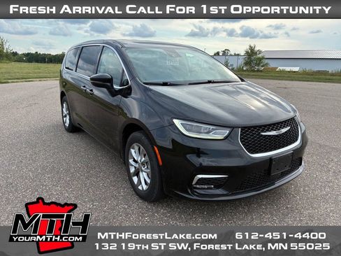Used 2023 Chrysler Pacifica Touring-L AWD/4WD image 2
