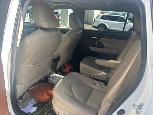 Used 2022 Toyota Highlander XLE FWD image 7