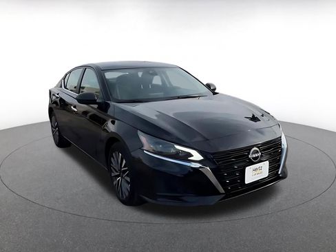 Used 2025 Nissan Altima 2.5 SV image 3