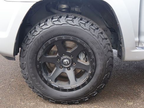 Used 2011 Toyota 4Runner SR5 w/ Convenience Pkg image 38