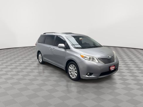 Used 2017 Toyota Sienna XLE Premium image 36