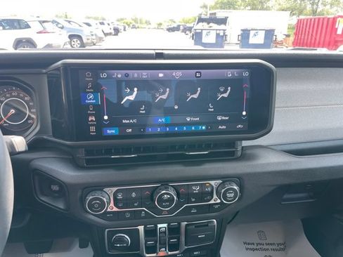 Used 2025 Jeep Gladiator Sport AWD/4WD image 12